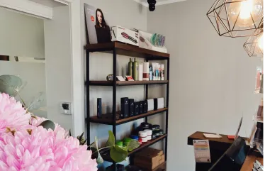 Produktregal im Salon Haarmonie
