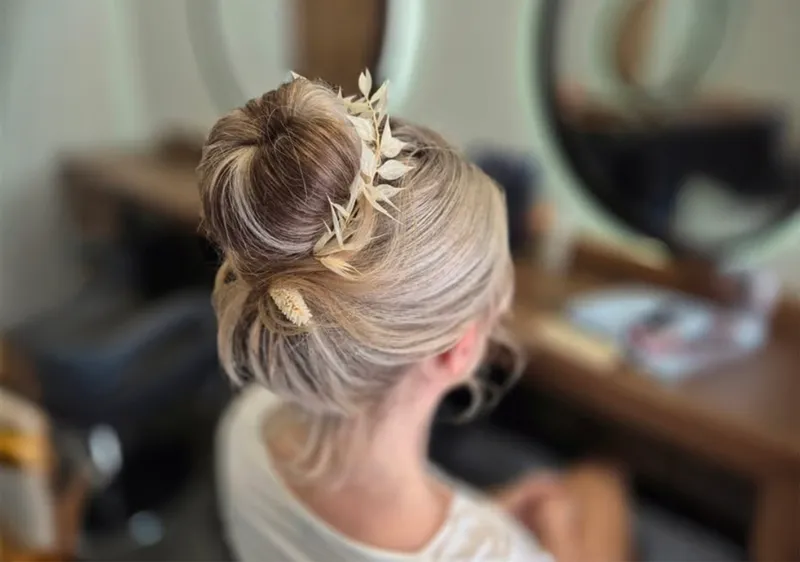 Hochsteckfrisur mit goldenem Haarschmuck